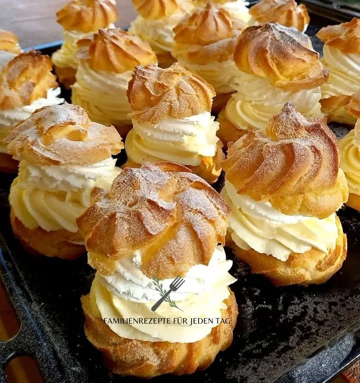 Leckere Windbeutel gefüllt mit Vanillecreme und Sahne