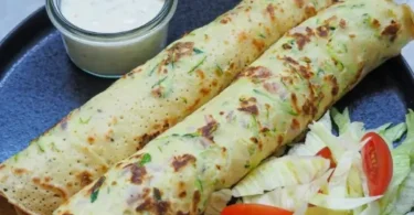 Zucchini Pancakes serviert mit einer leckeren Dip-Sauce