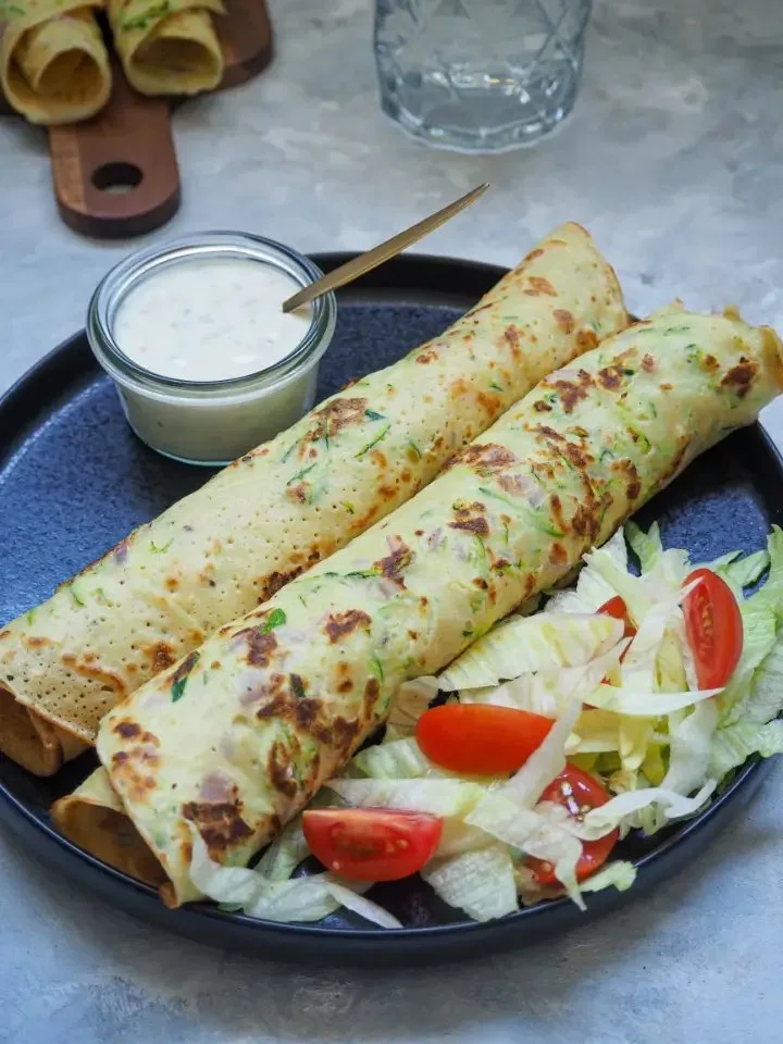 Zucchini Pancakes serviert mit einer leckeren Dip-Sauce