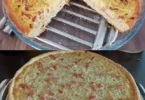 Leckere Zwiebelkuchen-Scheibe auf einem Teller, frisch aus dem Ofen.