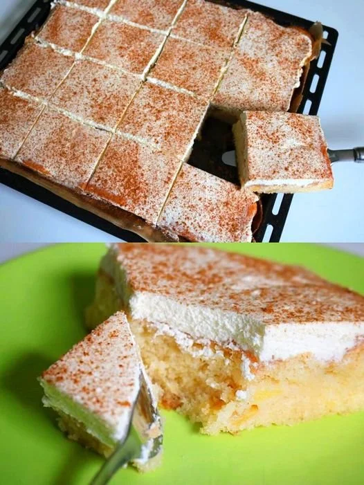 Apfelkuchen mit Schlagsahne und Schmand auf einem Teller serviert