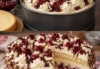 Baileys Mascarpone Torte in einer 24 cm Springform, verziert mit Schokolade