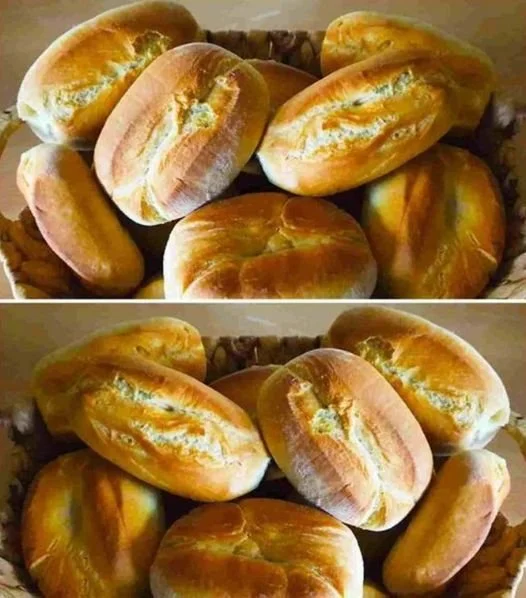 Frisch gebackene Berliner Knüppel auf einem Holzbrett