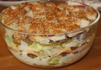 Big Mac Salad mit frischen Zutaten und Dressing auf einem Teller