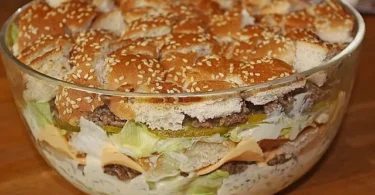 Big Mac Salad mit frischen Zutaten und Dressing auf einem Teller