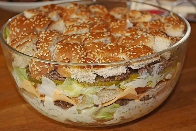Big Mac Salad mit frischen Zutaten und Dressing auf einem Teller