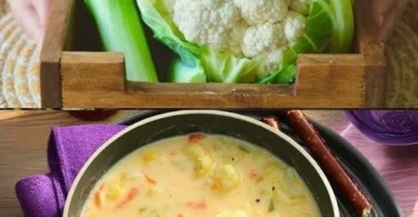 Schüssel mit Blumenkohlsuppe, zubereitet aus 6 Zutaten