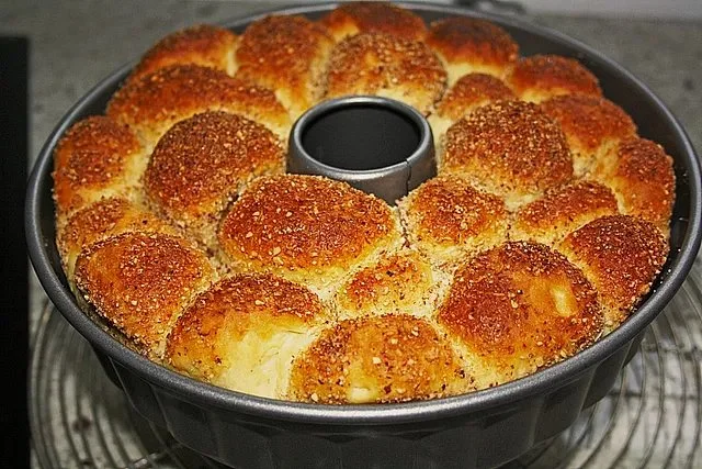 Leckerer Bobbelkuchen auf einem Tisch, dekoriert für eine Feier.