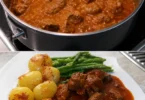 Schüssel mit köstlichem Brauhaus-Gulasch, serviert mit frischem Brot