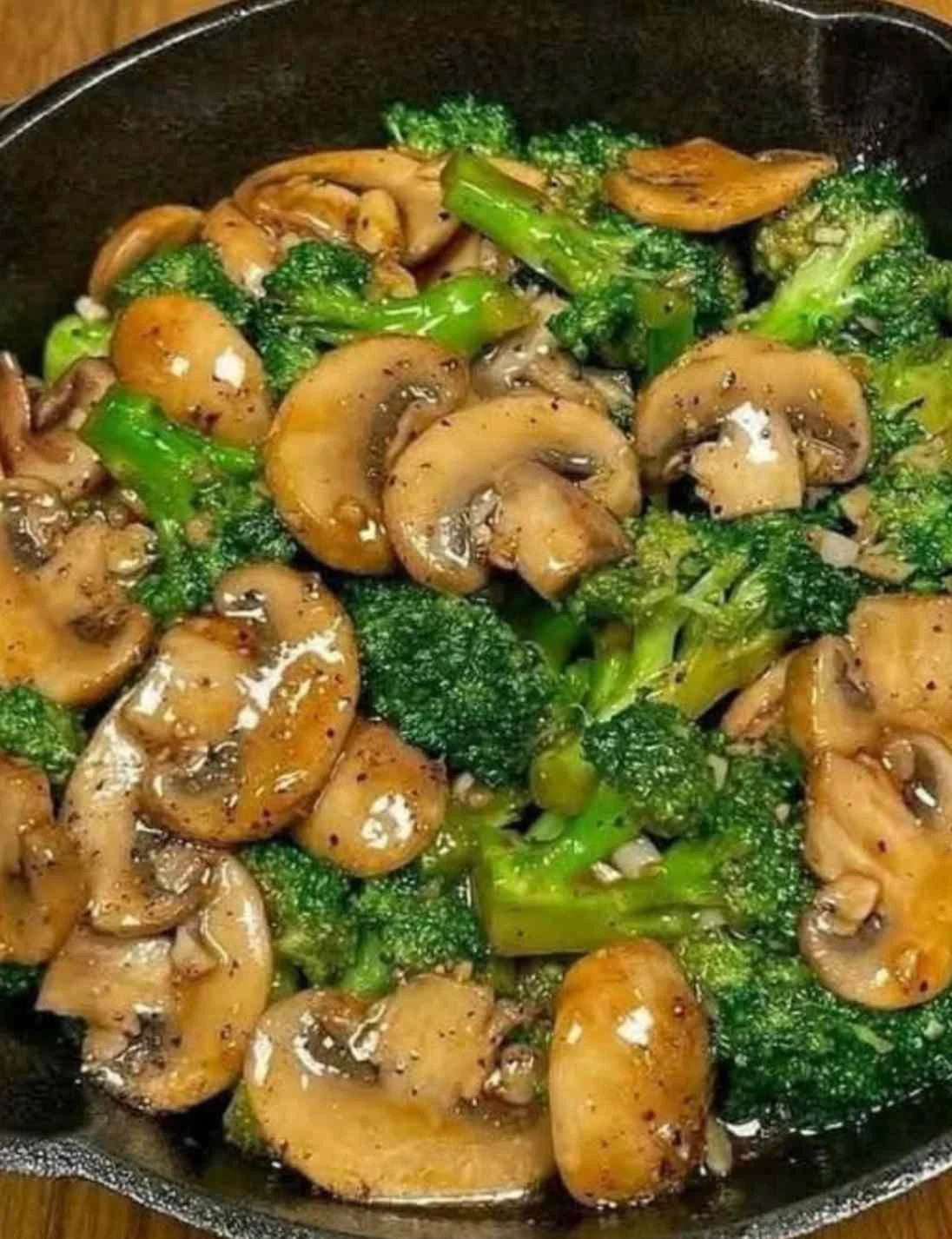 Leckere Brokkoli Champignon Pfanne mit frischem Gemüse