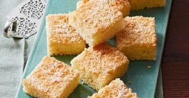 Saftiger Buttermilchkuchen mit frischer Kokosnuss garniert.