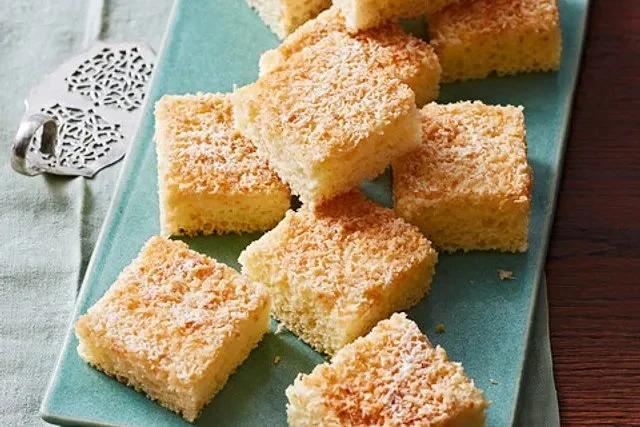 Saftiger Buttermilchkuchen mit frischer Kokosnuss garniert.