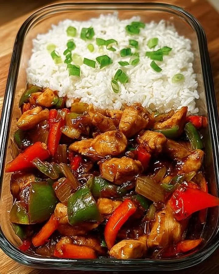 Chinesische Hähnchen Gemüsepfanne mit frischem Gemüse und zartem Hähnchenfleisch