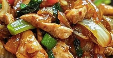 Chinesische Hähnchenpfanne mit Gemüse und Gewürzen auf einem Teller