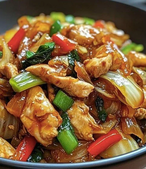 Chinesische Hähnchenpfanne mit Gemüse und Gewürzen auf einem Teller