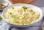 Frischer Coleslaw-Salat mit Kohl und Karotten auf einem Teller
