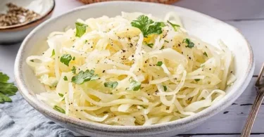Frischer Coleslaw-Salat mit Kohl und Karotten auf einem Teller
