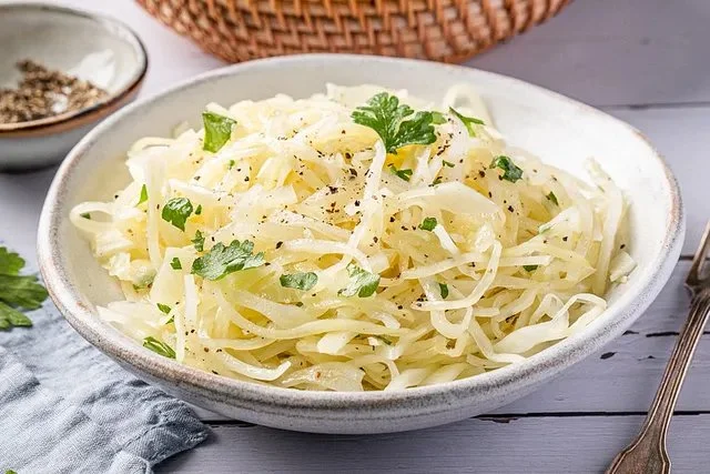 Frischer Coleslaw-Salat mit Kohl und Karotten auf einem Teller