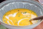 Cremige Kürbissuppe mit Kokosmilch garniert - perfekt für den Herbst