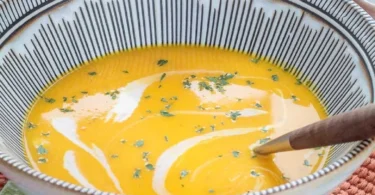 Cremige Kürbissuppe mit Kokosmilch garniert - perfekt für den Herbst