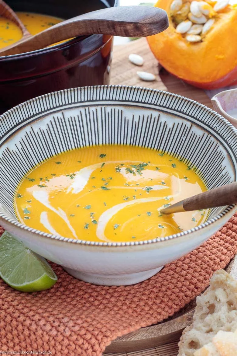 Cremige Kürbissuppe mit Kokosmilch garniert - perfekt für den Herbst