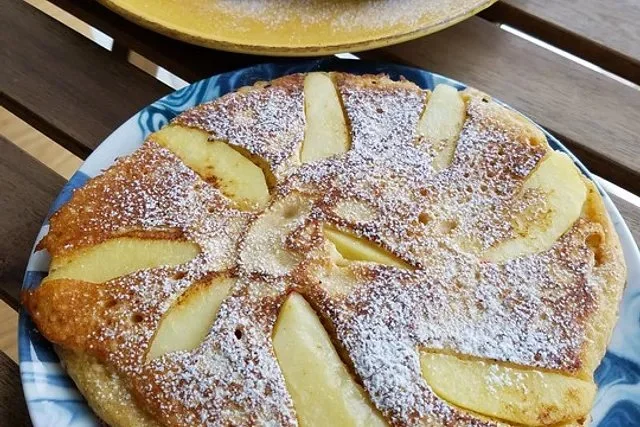 Dicke Fruchtpfannkuchen mit frischen Früchten serviert