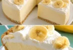 Leckere sanfte Bananentorte auf einem Teller mit Banane und Sahne