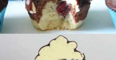 Leckere Donauwellen Muffins mit Schokolade und Kirschen auf einem Teller.