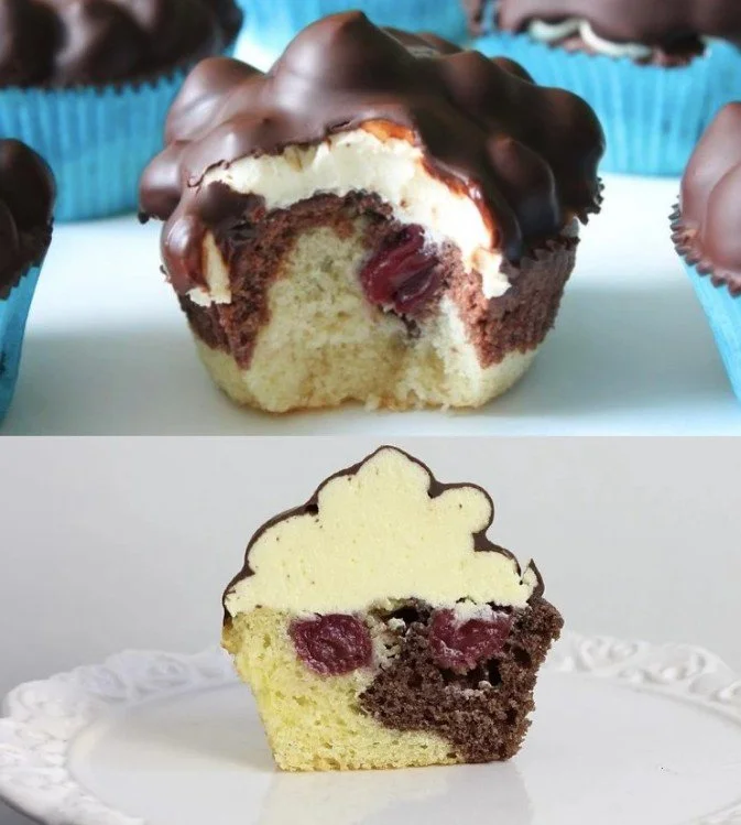 Leckere Donauwellen Muffins mit Schokolade und Kirschen auf einem Teller.