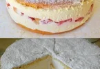 Ein köstlicher Erdbeerkäsekuchen auf einem Tischteller mit frischen Erdbeeren dekoriert.
