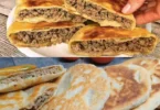 Fladen gefüllt mit Hackfleisch, ideal für eine sättigende Mahlzeit.