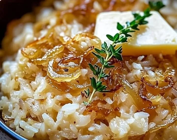Schüssel mit französischem Zwiebelbutterreis, verfeinert mit Zwiebeln und Kräutern.