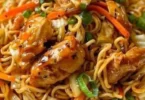 Frittierte Nudeln serviert mit köstlicher Soße