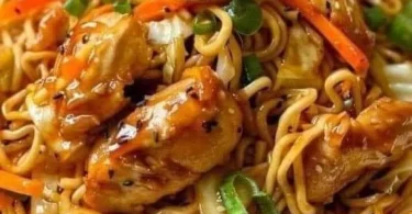 Frittierte Nudeln serviert mit köstlicher Soße