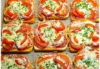 Lecker gebackener Tomaten Mozzarella Toast aus dem Ofen