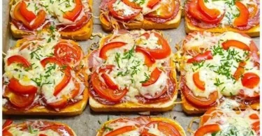 Lecker gebackener Tomaten Mozzarella Toast aus dem Ofen