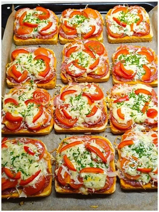 Lecker gebackener Tomaten Mozzarella Toast aus dem Ofen