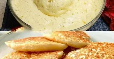 Gesunde Apfel-Joghurt-Pfannkuchen auf einem Teller mit frischen Äpfeln