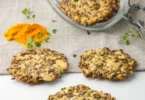 Glutenfreie Low Carb Leinsamen-Cracker mit Kurkuma auf einem Teller