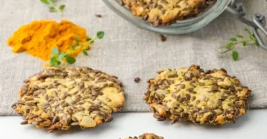 Glutenfreie Low Carb Leinsamen-Cracker mit Kurkuma auf einem Teller