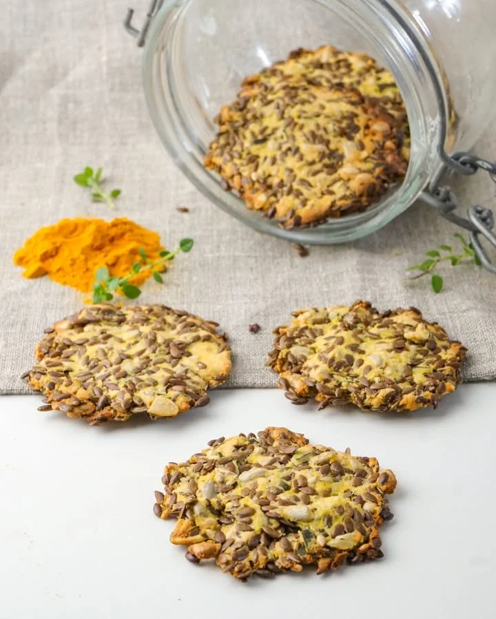 Glutenfreie Low Carb Leinsamen-Cracker mit Kurkuma auf einem Teller