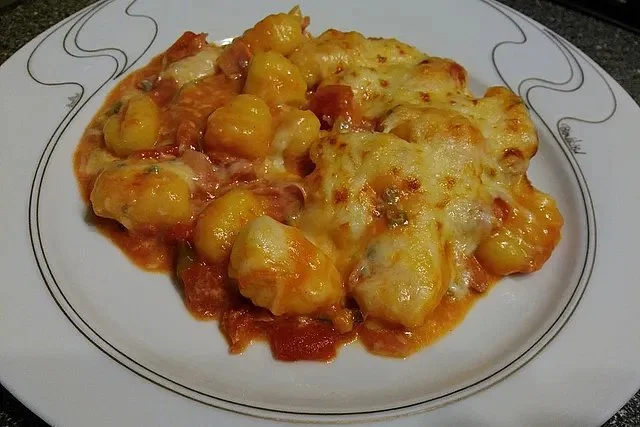 Gnocchi mit cremiger Gorgonzola-Sauce auf einem Teller serviert