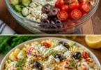 Eine Schüssel griechischer Hähnchen-Tzatziki-Pasta-Salat mit frischen Zutaten.