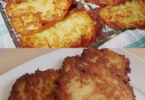 Großmutters traditionelle Reibekuchen serviert mit Apfelmus.