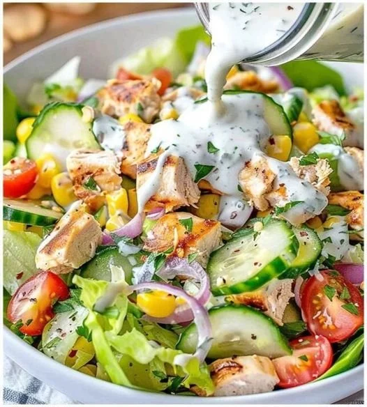 Hähnchen Salat mit Knoblauchsauce auf einem bunten Teller angerichtet
