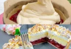 Himmelstorte mit Sauerkirschen auf einem eleganten Dessertteller