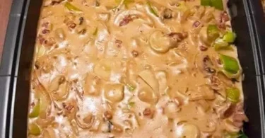 Schüssel mit Jägertopf, einem herzhaften deutschen Gericht mit Fleisch und Gemüse.