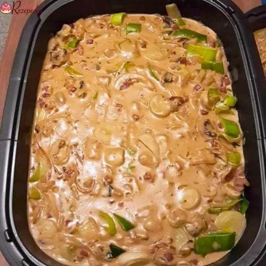 Schüssel mit Jägertopf, einem herzhaften deutschen Gericht mit Fleisch und Gemüse.