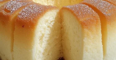 Saftiger Joghurtkuchen auf einem Teller mit frischen Früchten