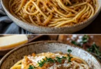 Karamellisierte Zwiebel-Pasta mit frischen Zutaten in einem Teller serviert